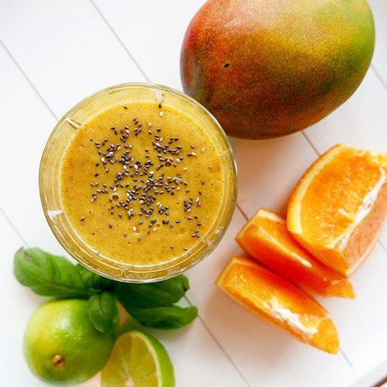 Smoothie med mango och apelsin🥭🍊
Gott, fräscht och kan drickas av liggande sjukling 👌🏻😄
Recept - spara till senare💛
1/1 mango i bitar
1/2 banan
Limejuice från 2 klyftor lime
1 apelsin, skalad och i bitar
1-2 dl mandelmjölk (beroende på hur tjock du vill ha den)
1 msk chiafrö
En handfull isbitar
🥭Skala och dela upp all frukt
🥭Ha alla ingredienser i en blender och kör till allt har blivit blandat
🥭Servera den direkt
#fiasfika #smoothie #smoothierecept #fika #mellis #mango #banan #apelsin #lime #matblogg #bakblogg