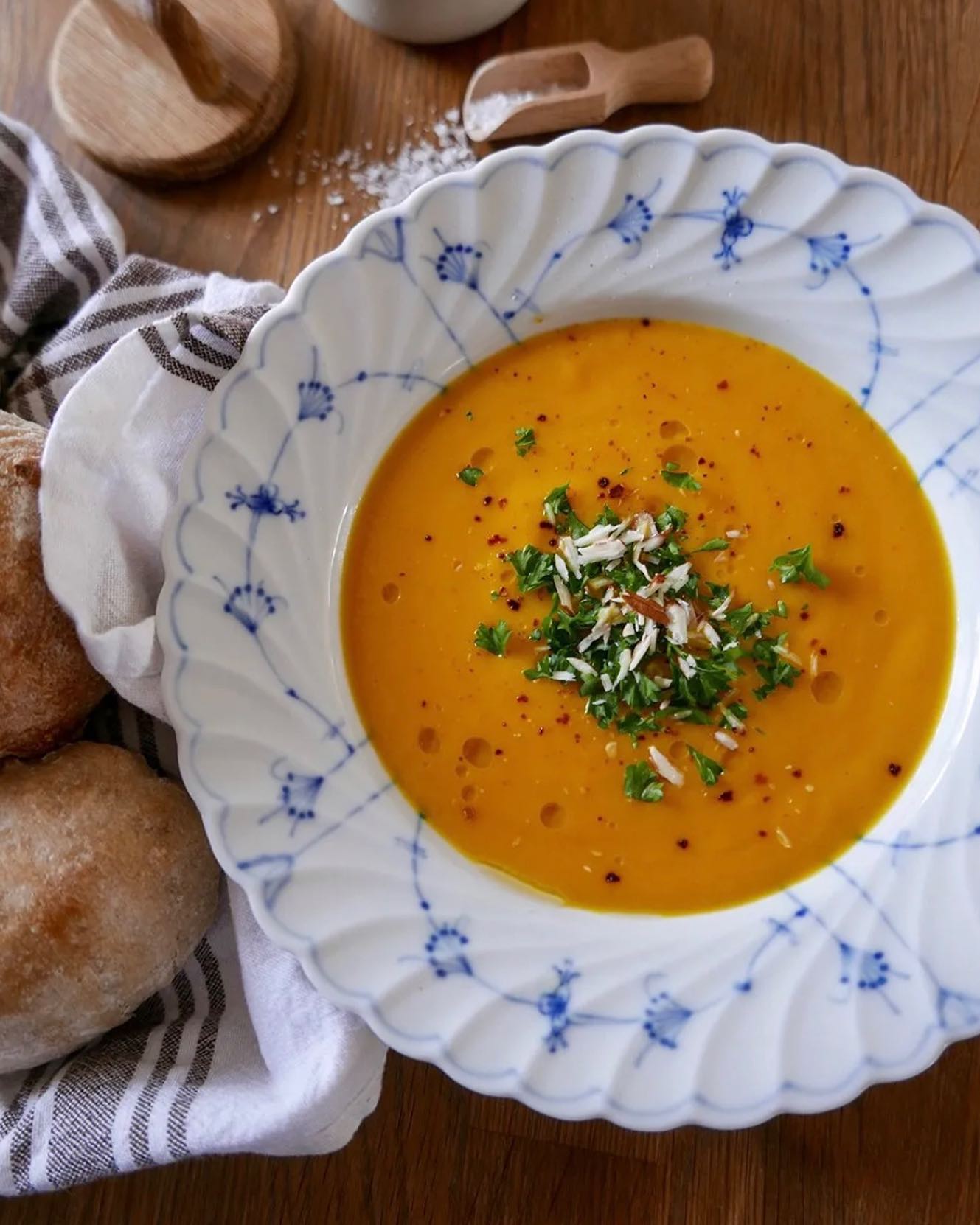 Morotssoppa med kokos, ett sting av ingefära och chili🥕🌶️🥥
Klar på under 30 minuter är den också. Perfekt vardagsräddare👌🏻
Recept på fiasfika.com❤️
#fiasfika #morot #morotssoppa #carrotsoup #gulrotsuppe #soppa #middagstips #matblogg #foodphotography #vegetariskt