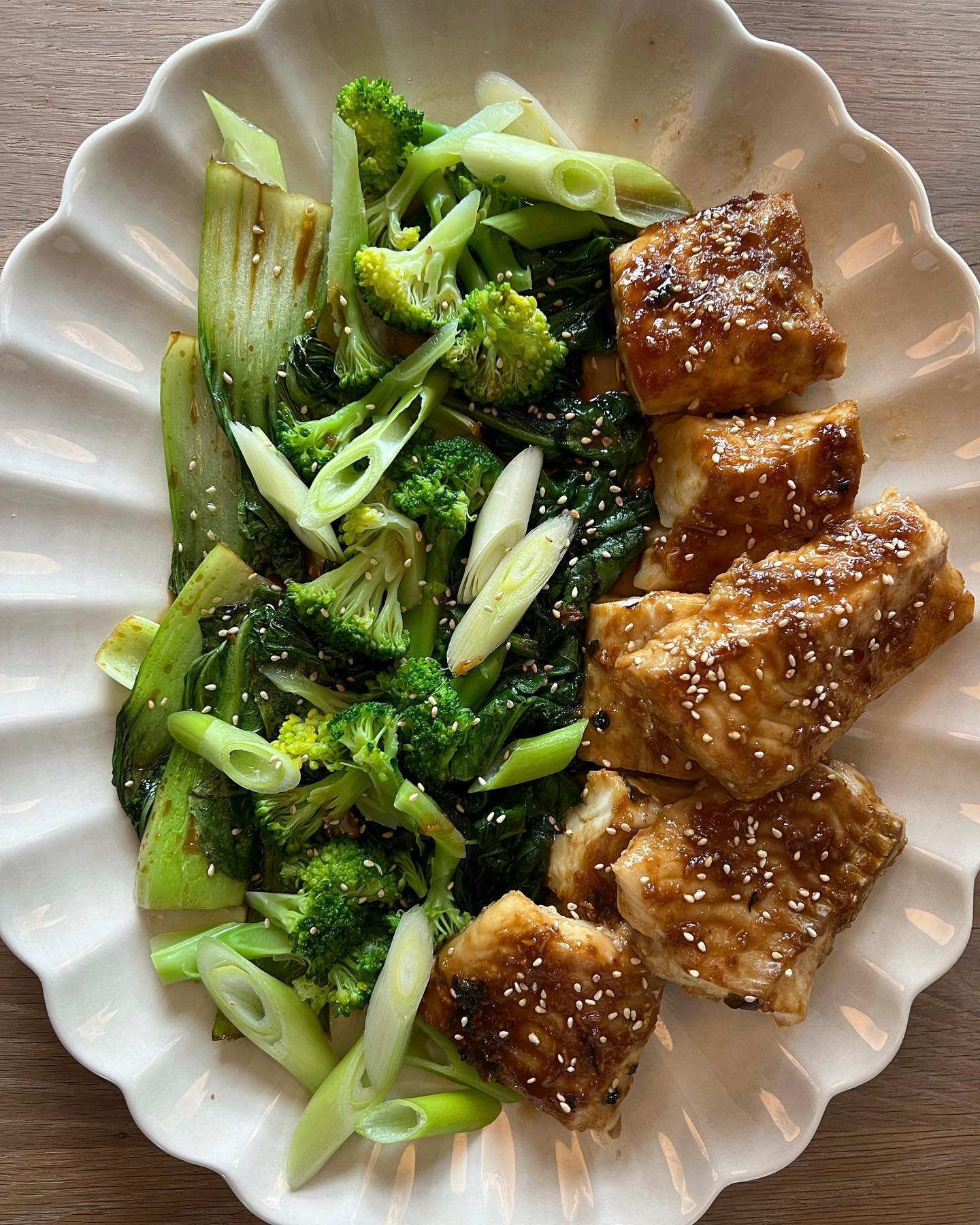 En ny favorit i familjen som jag hoppas flera provar🫶🏼
Torsk som ugnssteks i bl.a. soja, sriracha, ingefära och miso. Serverades med pak choi, broccoli, salladslök, spenat och ris.
Fräsch och väldigt balanserade smaker🫶🏼
Recept på fiasfika.com🧡
#fiasfika #asiatiskmat #asiancuisine #torsk #cod #middagstips #matblogg #mateusporslin #fisk #dagensmiddag #mateuscollection