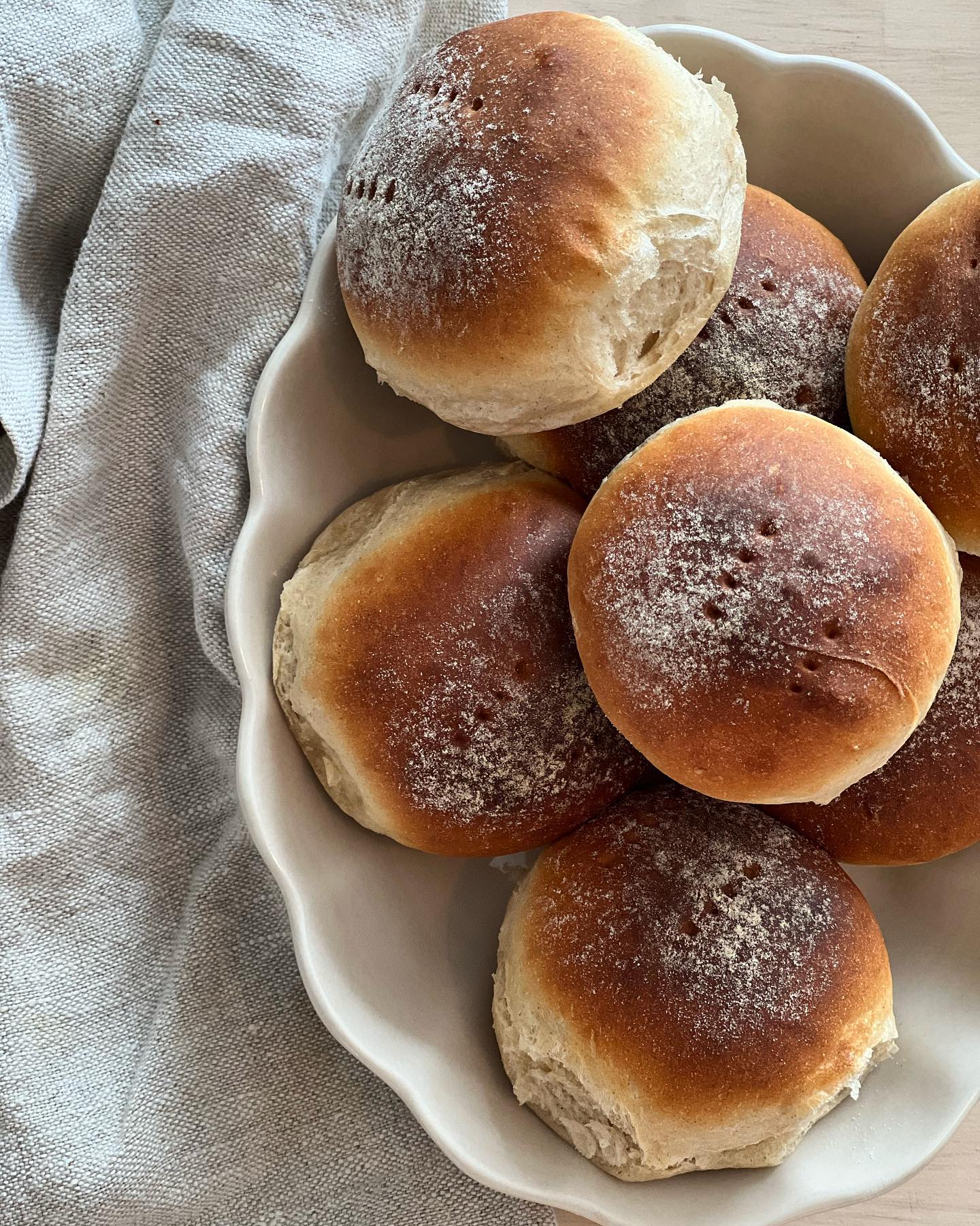 Tekakor i frallformat var en väldigt bra idé🥰 Otroligt saftiga frallor som bakades med 40% rågmjöl och 60% vete, då rågsikten lyste med sin frånvaro i skafferiet 😄
#fiasfika #frallor #bakblogg #nybakat #nybakatbröd #tekakor #foodphotography #matblogg #matfotografering #bread