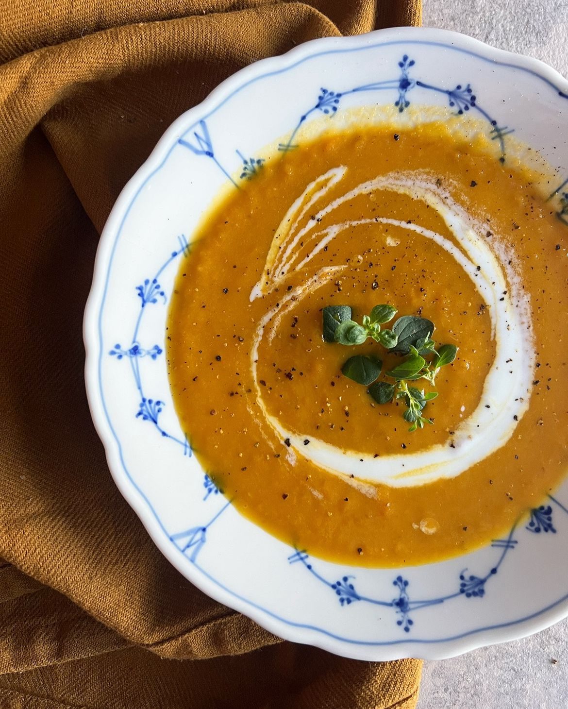 Soppa med röda linser, morot och chili i tallrik