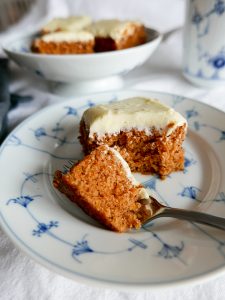 Saftig morotskaka på tallrik