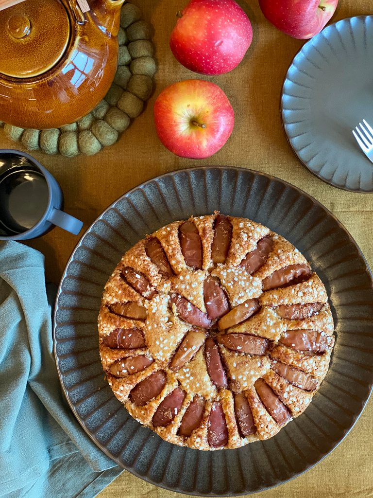 Äppelkaka på fat