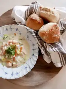 Krämig fisksoppa och nybakade frallor