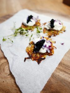 Klassisk mini råraka med rom och gräddfil