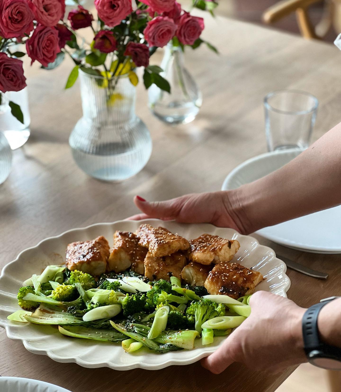 Testade ett nytt recept i går som verkligen föll i smak👌🏻
Torsk som ugnssteks i bl.a. soja, sriracha, ingefära och miso. Serverades med pak choi, broccoli, salladslök, spenat och ris.
Fräsch och väldigt balanserade smaker🫶🏼
#fiasfika #asiatiskmat #asiancuisine #torsk #cod #middagstips #matblogg #mateusporslin #fisk #dagensmiddag #mateuscollection