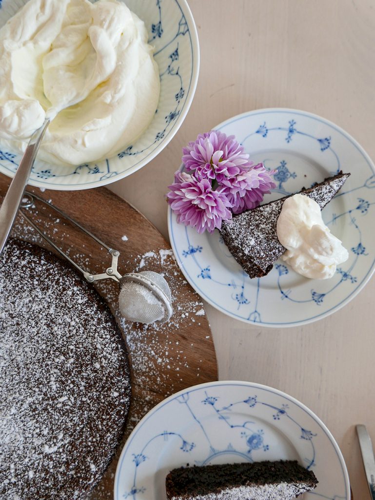 Saftig chokladkaka i bit med blomma på fat