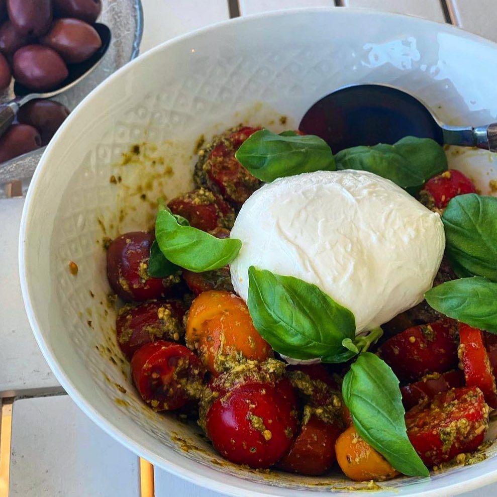 Smakfulla tomater, krämig burrata, pesto, oliver och gott bröd… Sommarmat som kräver minimalt med innsats och som inte kan gå fel🫶🏼
#fiasfika #burrata #burratacheese #tomat #tomatoes #pesto #oliver #matblogg #sommarmat #middagstips #plockmat
