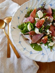 Sallad med chevré, fikon och parmaskinka