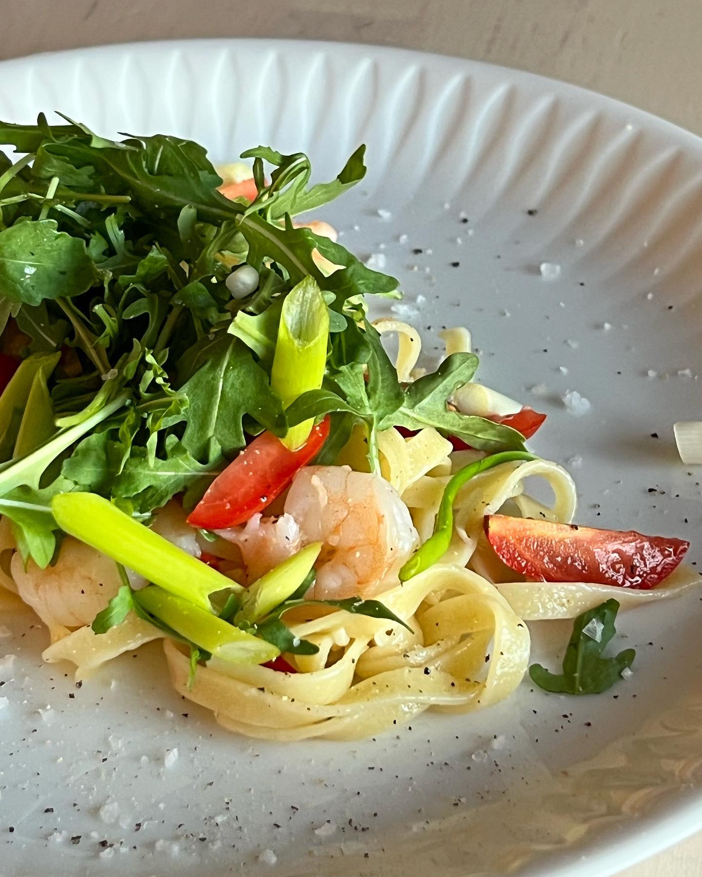 Pasta med scampi, chili och vitlök. Toppad med ruccola, körsbärstomater och salladslök🌶️🍤🧄🍅
Recept på fiasfika.com
#fiasfika #matblogg #middag #middagstips #dagensmiddag #scampi #sjømat #pasta #tagliatelle