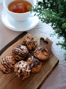 Kokostoppar på skärbräda och te