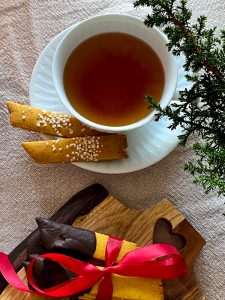 Saffranskolasnittar med mörk choklad och pärlsocker och te
