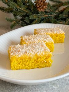 Silviakaka med saffran på fat