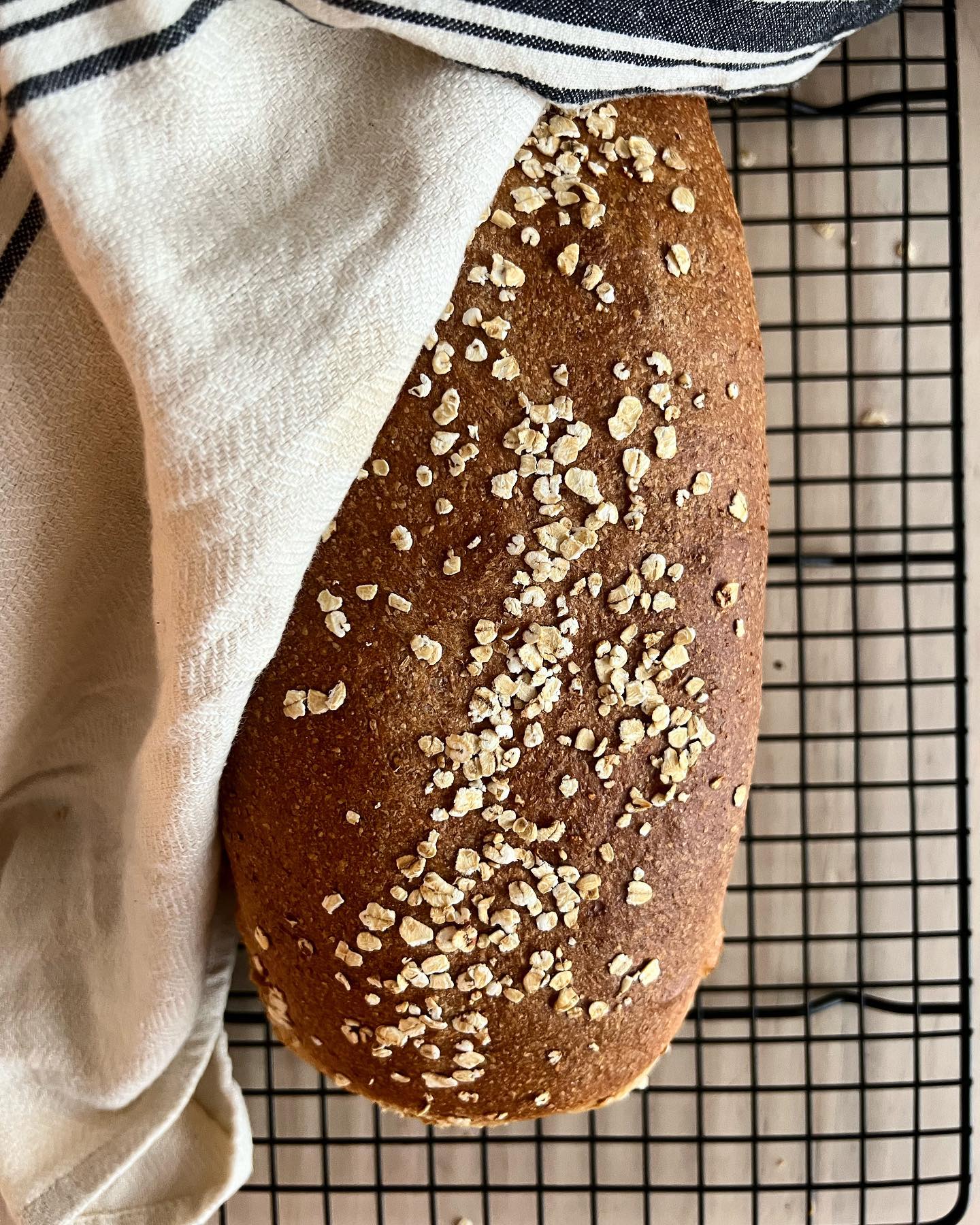 Enkelt grovbröd är ett saftigt bröd som mättar gott. Dessutom älskar barnen att få med det i matboxen till skolan👌🏻
Då är det ett perfekt bröd om du frågar mig 😁
Recept hittar du på: https://fiasfika.com/enkelt-grovbrod/
#fiasfika #grovbrød #grovtbröd #hembakat #bakblogg #matblogg #homebakedbread #breadbaking #foodphotography #bakingphotography