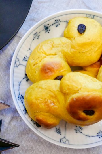 Lussekatter lussebullar på fat