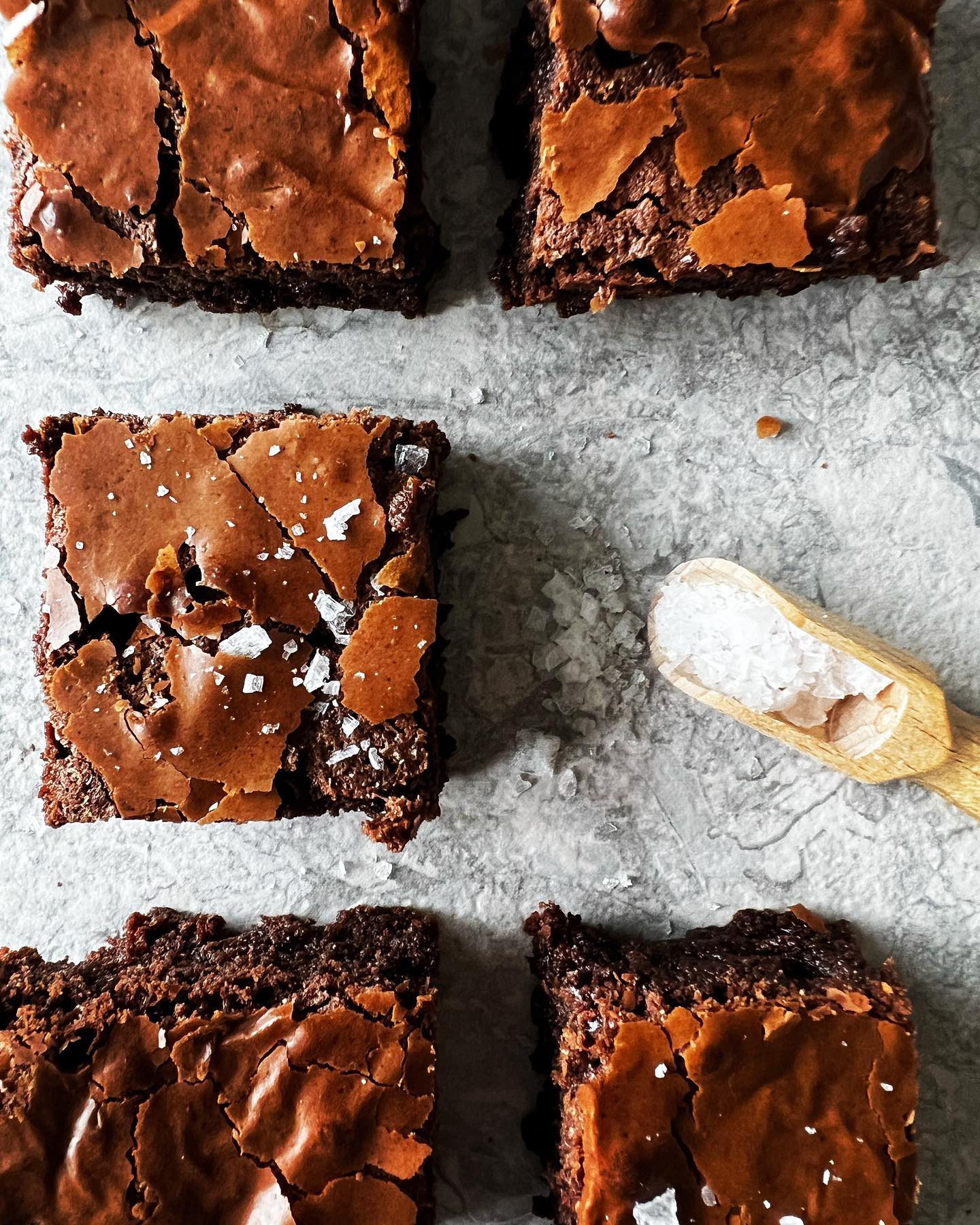 Efter en helg i förkylningens tecken, så tänker jag att vi förtjänar en riktigt god dessert i kväll!
13-åringen bakade med mamma som assistent, Brownie med brynt smör🙌🏻
Den kommer serveras med gräddig vaniljglass och en espresso. Jag glädjer mig!
Recept: https://fiasfika.com/brownie-med-brynt-smor/
#fiasfika #brownies #brownie #choclatecake #chocolate #chokladkaka #choklad #dessert #bakblogg #bakingblog #baking #bryntsmör #brownedbutter