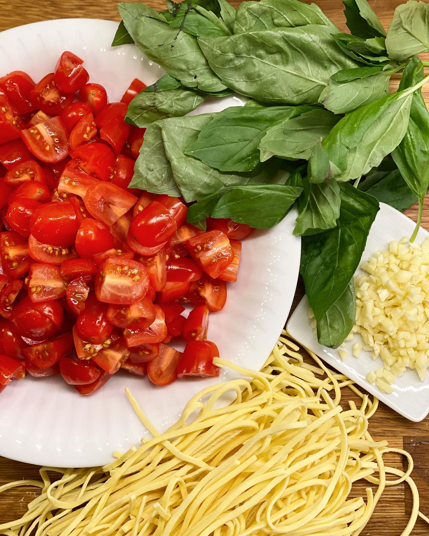 Så enkelt. Så gott. Och med få råvaror👌🏼
Pasta pomodoro 🍅
#fiasfika #pasta #pastapomodoro #tomat #basilika #färskpasta #pastalover #godtno #matblogg #oda #sånn