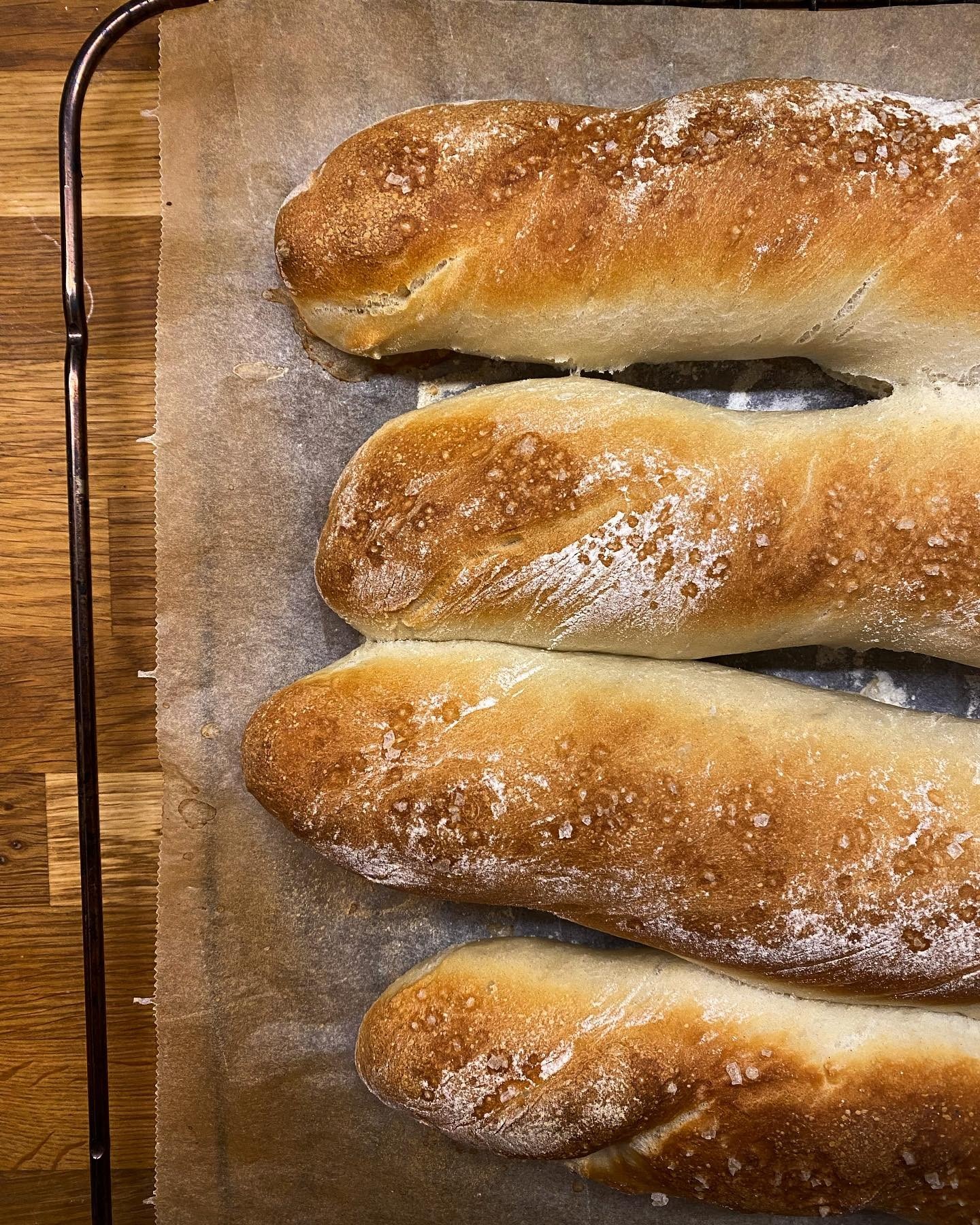 Nybakade baguetter toppade med havssalt. Hälften fick bli till vitlöksbröd til gårdagens fisksoppa och hälften til frukost i dag🥖👩🏼🍳
#fiasfika #baguette #nybakat #nybakatbröd #hembakat #godtno