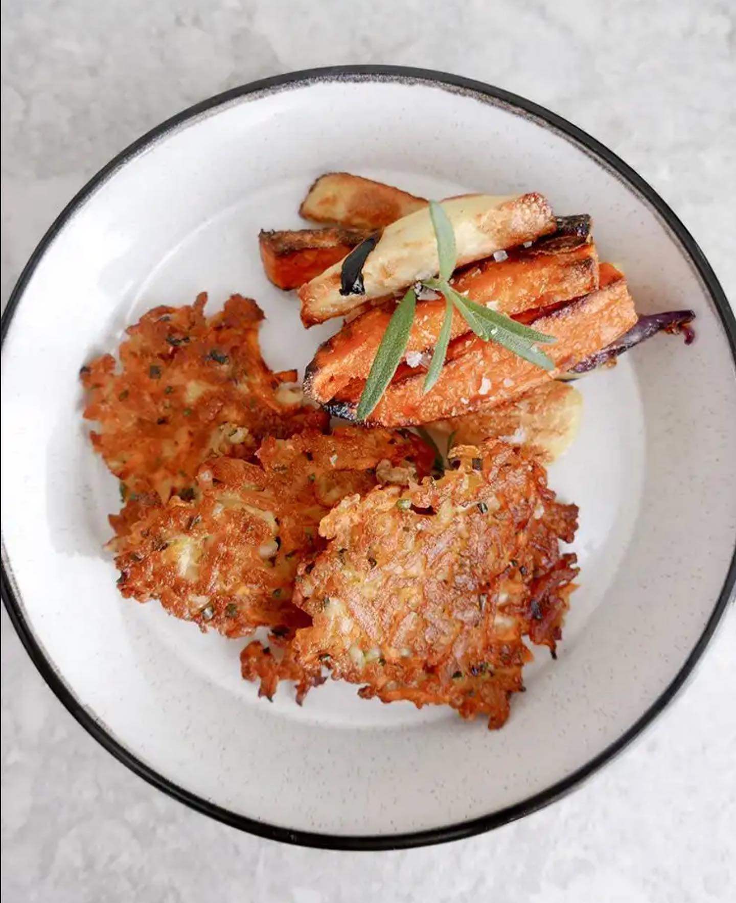 Morots- och halloumibiffar med sötpotatis, potatis og rödlök. Så en enkel sås på creme fraiche och mango chutney 👌🏼
Recept på fiasfika.com
#fiasfika #halloumi #morot #dagensmiddag #vegetariskt