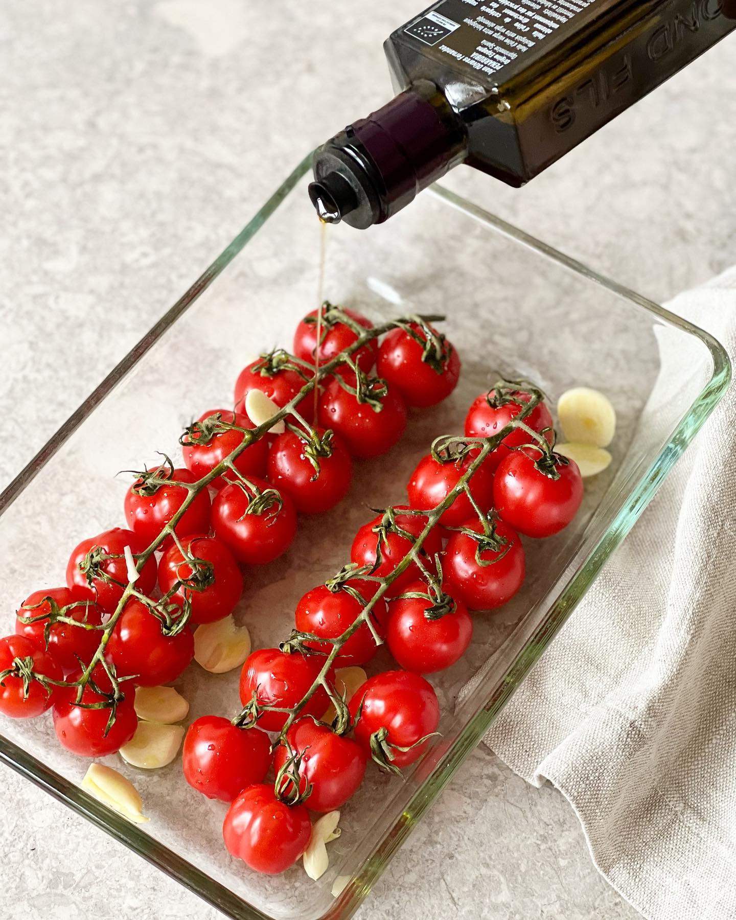 Ugnsbakade tomater med vitlök och en god olivolja. 🍅
Mustigheten kommer efter ett par goda timmar och passar till så otroligt mycket. Till biffen, pasta-pesto, friterad burrata m.m. Go for it!
#fiasfika #tomato #tomat #ugnstomater #tillbehör #tillbehörtillgrillat #middagstips #middag #godtno #matblogg #olivenlunden1830