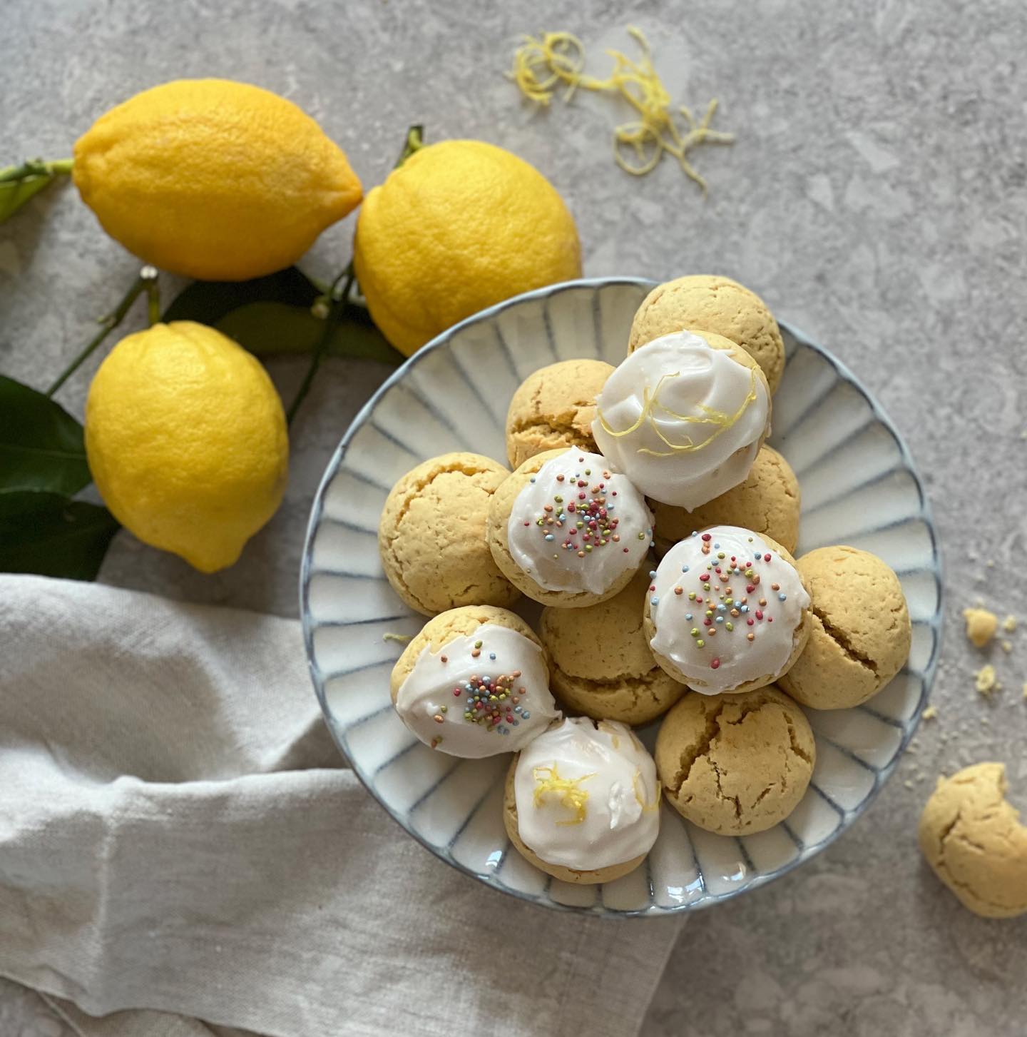 Små söta citronskakor med glasyr på🙏🏼 Pyntas gärna av barnen med strössel eller citronskal.
Anginetti, storfavoriten i vår familj🍋
Recept på fiasfika.com
#fiasfika #anginetti #citron #citronkaka #fika #småkakor #godtno #matblogg #seraxbelgium #verketinteriør #kjøkkenverket
