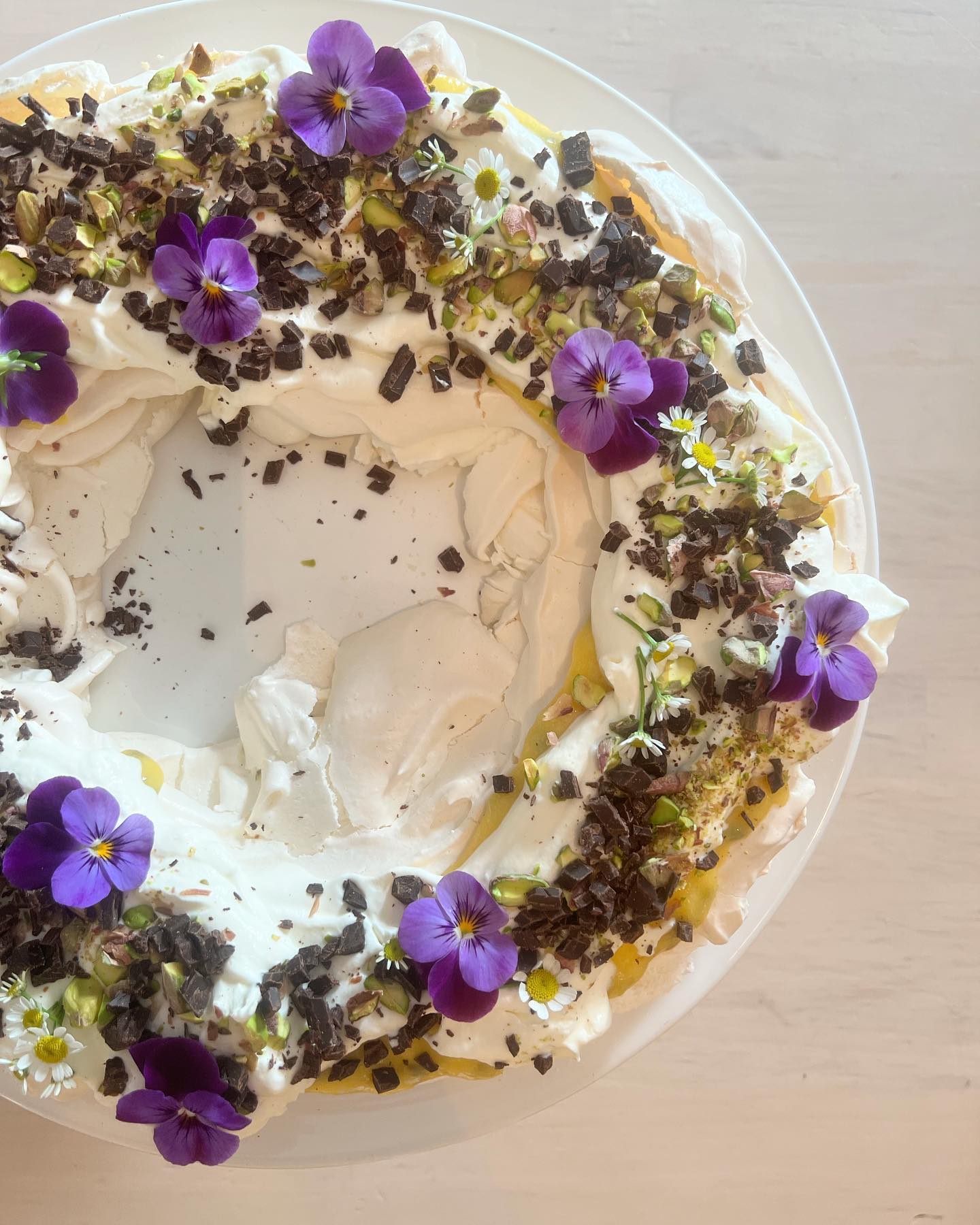 Den här godingen har jag lust på just i detta nuet🙏🏼 Maräng, passionsfruktscurd, lättvispad grädde, hackad mörk choklad och pistagenötter….🤤
#fiasfika #dessert #pavlova #passionsfrukt #sommarmat #fika #maräng #godtno #matblogg #buffé