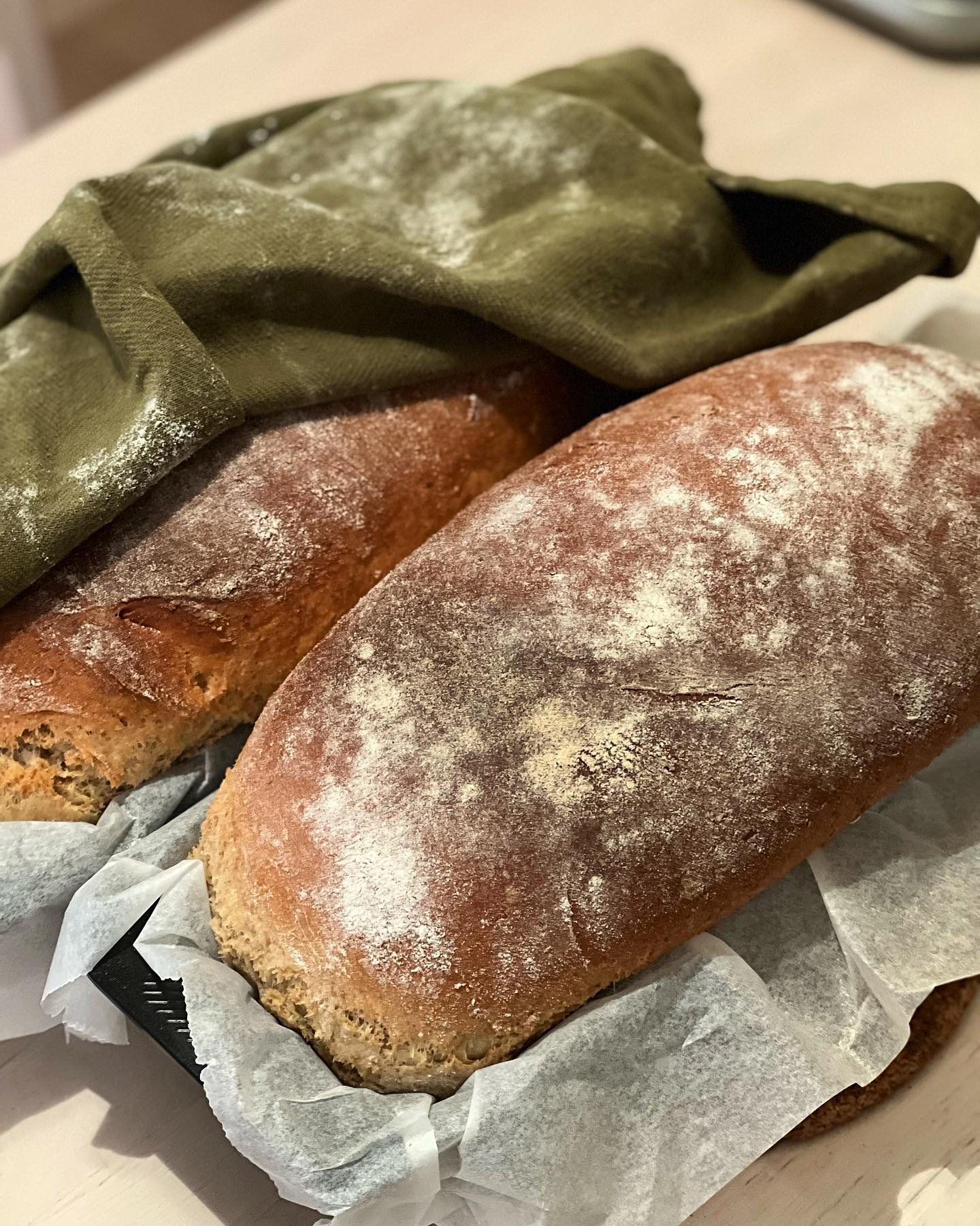 Hembakad skogaholmslimpa blir serverad till frukost i morgon🙌🏻
Mjuk, saftig och lagom söt😋
Recept på fiasfika.com
#fiasfika #møllerens #bröd #nybakat #frukostbröd #matblogg #godtno