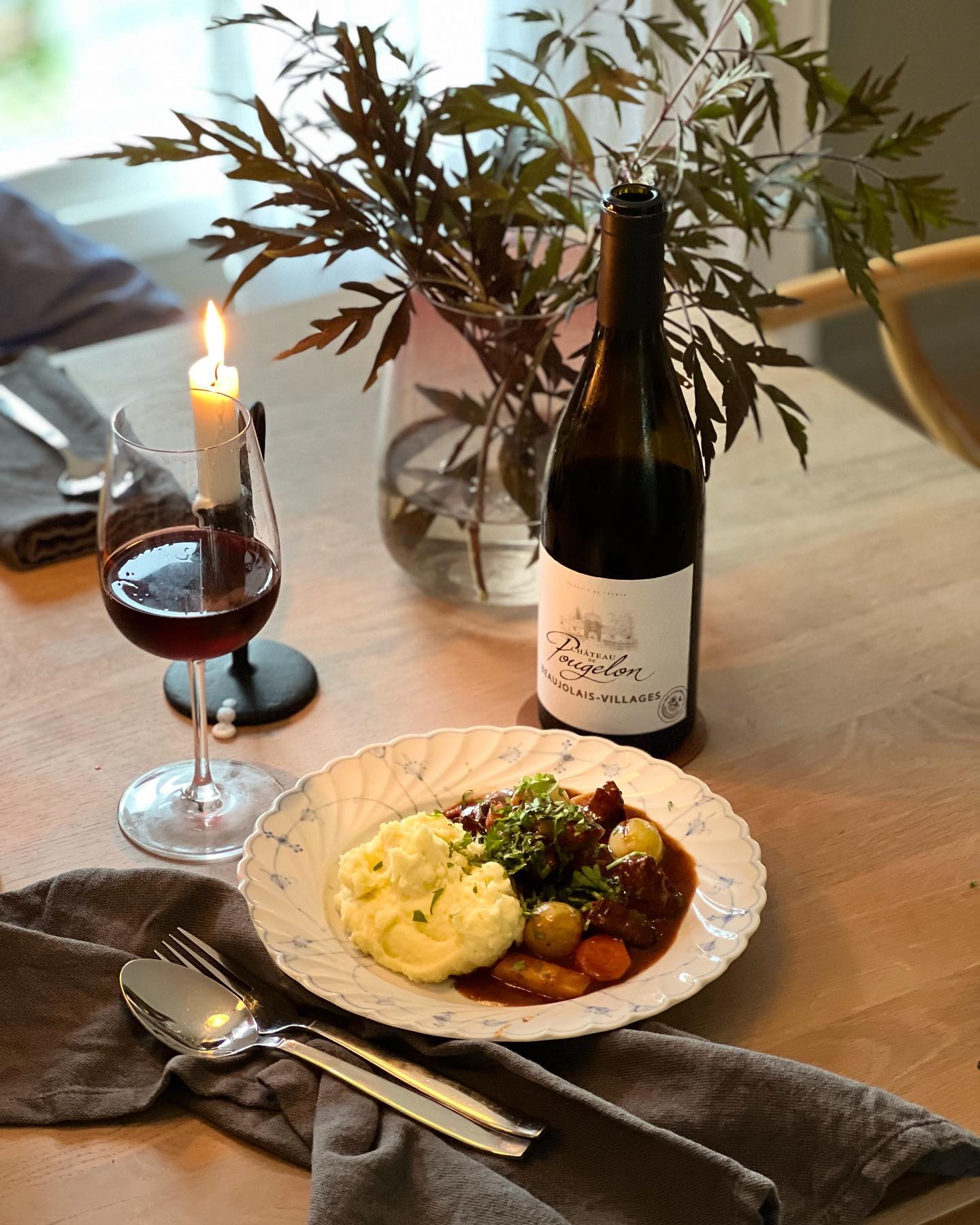 Höstgryta som har fått stått och småputtrat en hel eftermiddag tillsammans med en krämig potatispuré.
Då älskar man hösten ännu lite mer, och jag älskar verkligen denna årstid🍁🙌🏻
#fiasfika #höstgryta #boeufbourguignon #köttgryta #långkok #godtno #matblogg #söndagsmiddag