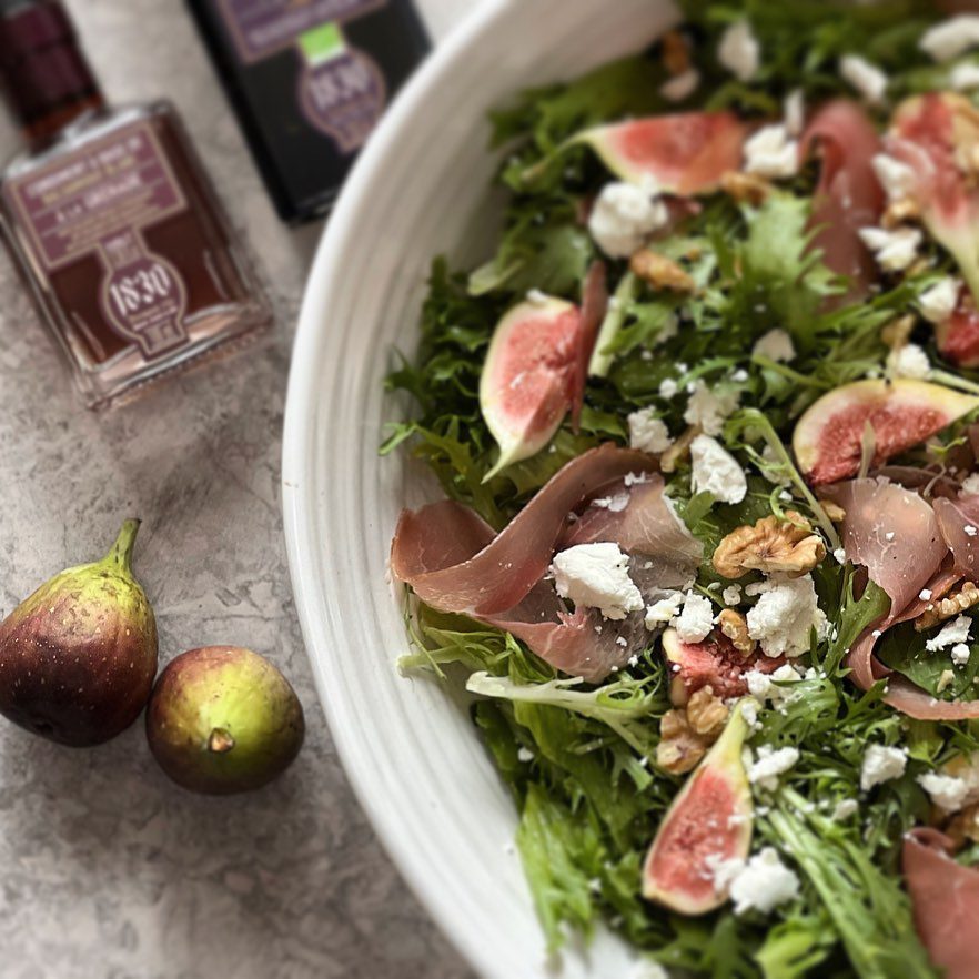 Sommarsallad med fikon, chèvre, valnötter, parmaskinka och balsamico är sånt som får mig att 💃🏼
Vad är din go-to sommarmat?
#fiasfika #sallad #parmaskinka #chevre #valnötter #sommarmat #sommarsallad #summerfood #dagensmiddag #foodphotography #matblogg #fig