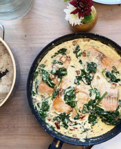 Krämig lax med spenat och soltorkade tomater