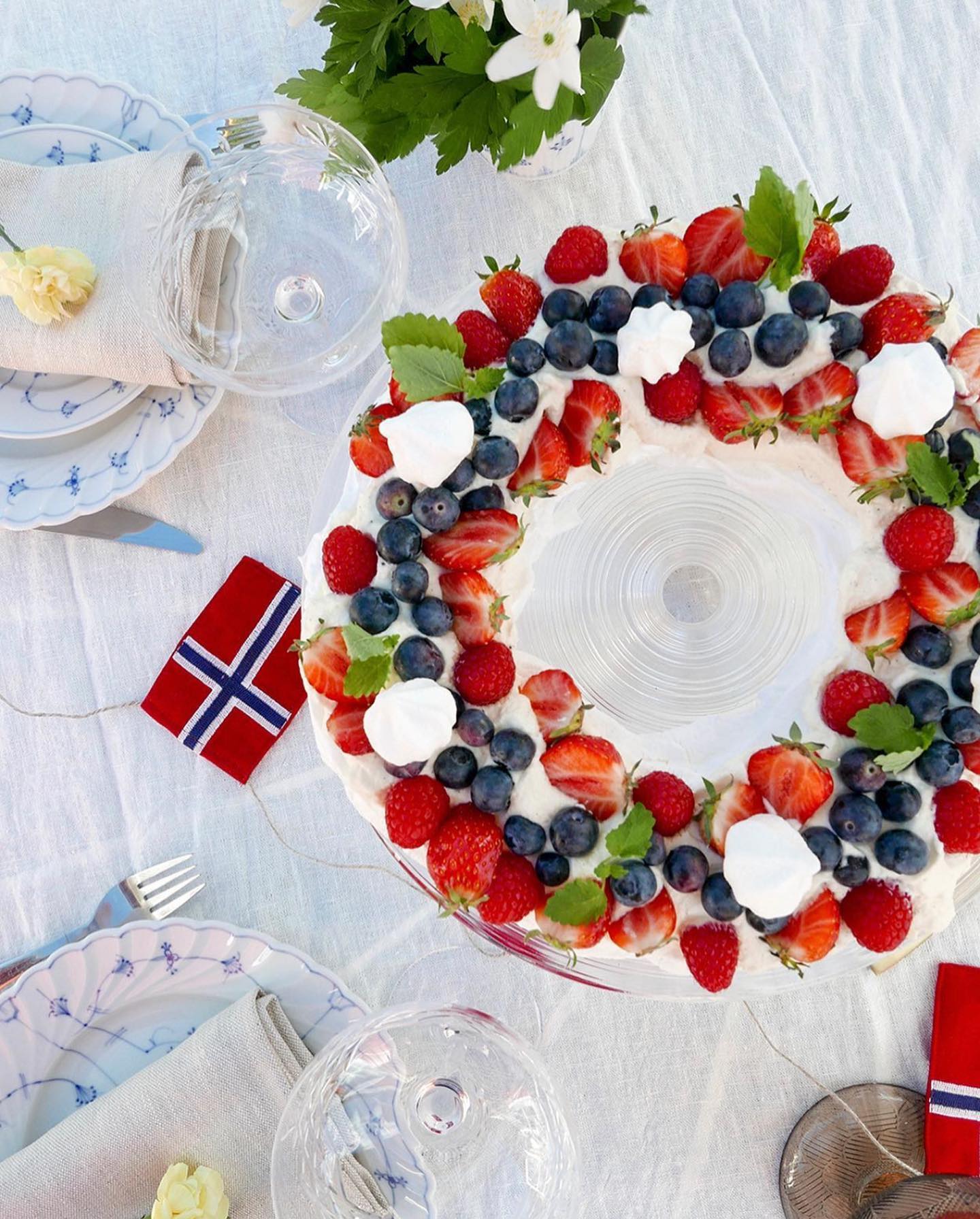 En stor dag är på intåg i Norge. Självaste 17 mai🇳🇴
Vad är väl bättre än en kaka i landets färger och som passar lika bra för liten som stor🥰
#fiasfika #17mai #17maikake #17maidessert #pavlova #maräng #marängkaka #nationaldag #kaka #jordgubbar #blåbär #hallon #godtno #matblogg #matbloggsentralen