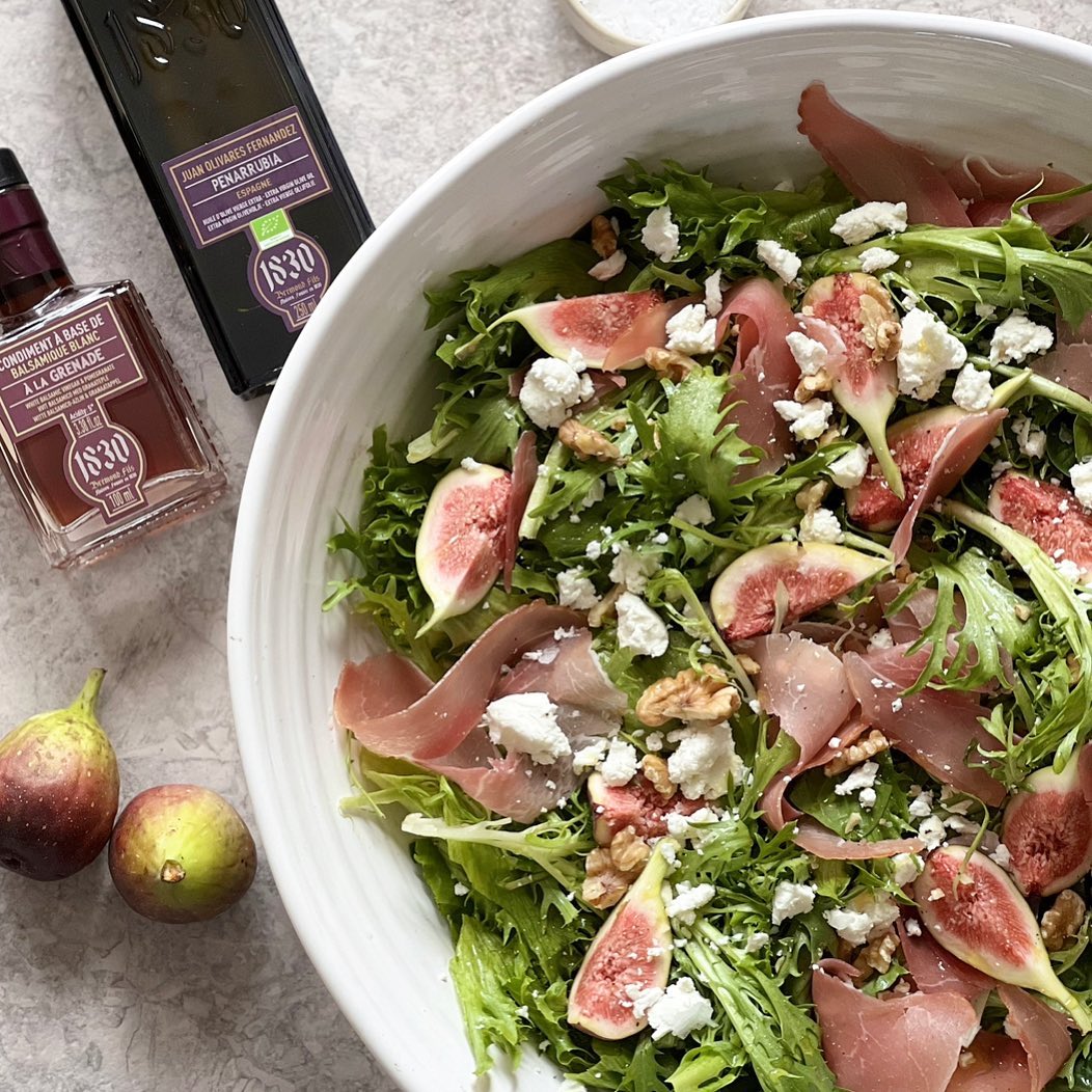 Krispig sallad, salt skinka, söt fikon, knapriga valnötter och krämig chevré🙌🏼
En favorit som tål att lagas igen och igen…
#fiasfika #sallad #sommarmat #fikon #parmaskinka #chevre #olivenlunden1830 #kjøkkenverket