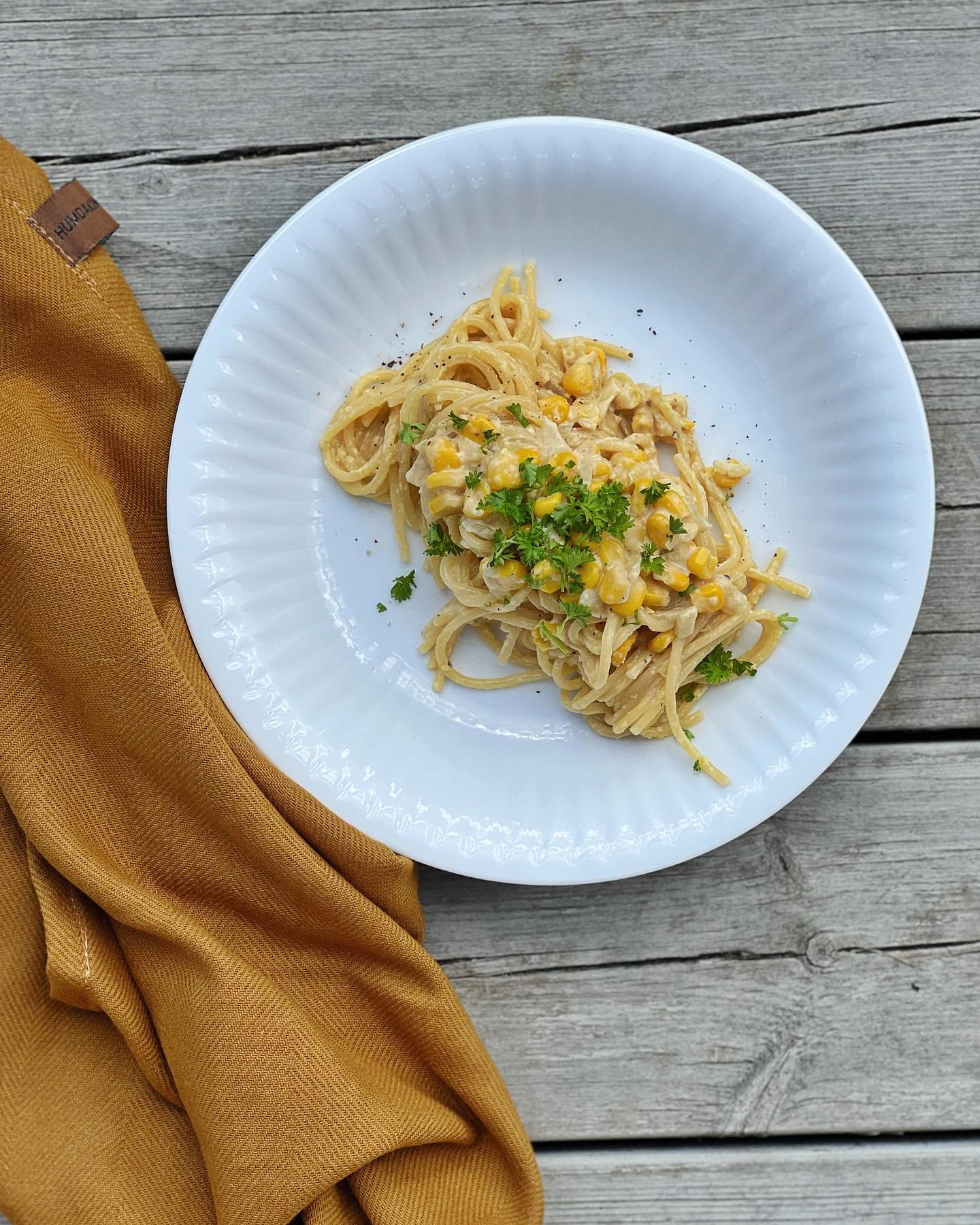 Vill du ha något snabblagat, enkelt, billigt och riktigt gott? Då är det bara att slänga i hop en Majscarbonara 👌🏼
Ett extra plus är att barna älskar det😄
#fiasfika #pasta #majs #majscarbonara #carbonara #middag #middagstips #godtno #matblogg