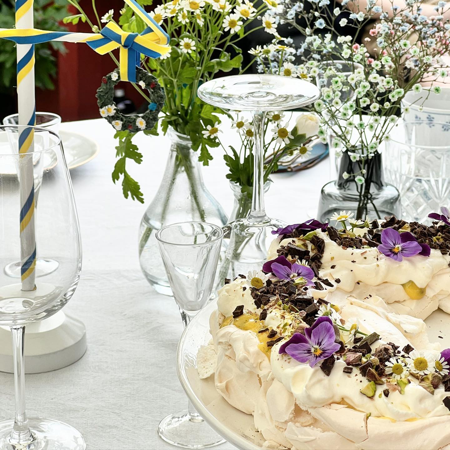 Från förra lördagen. Midsommarlunch i Huset i grenda där desserten var pavlova med passionsfruktscurd, lättvispad grädde, hackad mörk choklad och pistaschenötter 👌🏼🇸🇪
#fiasfika #midsommar #midsommardessert #dessert #pavlova #passionsfrukt #sommarmat #fika #maräng #godtno #matblogg