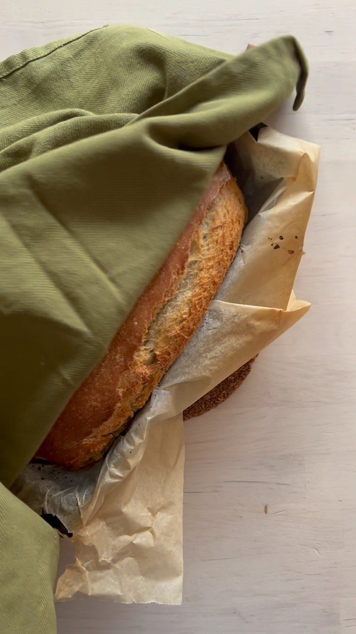 Doften sprider sig i huset och väcker resten av familjen. Frukostbrödet är serverat!
Kalljäst och knådfri limpa finner du på fiasfika.com🤎
https://fiasfika.com/knadfri-limpa/
#fiasfika #frukostbröd #frukost #breakfast #bread #kalljäst #nybakat #møllerens #helgfrukost #knådfritt #matblogg #godtno #matogvin
