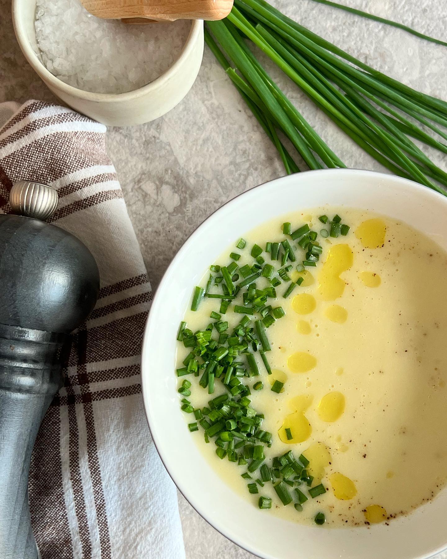 Potatisgalning som jag är så är detta verkligen något för mig 😅
Potatis- och purjolökssoppa. Enkelt, snabblagat och billigt är det också 👌🏻
Serverade soppan med fluffiga tekakor som jag bakade i långpanna🙌🏻
Recept på både soppa och bröd på fiasfika.com🥔
#fiasfika #potatis #potatisochpurjolökssoppa #soppa #dagensmiddag #middagstips #lunch #matblogg #foodphotography #godtno