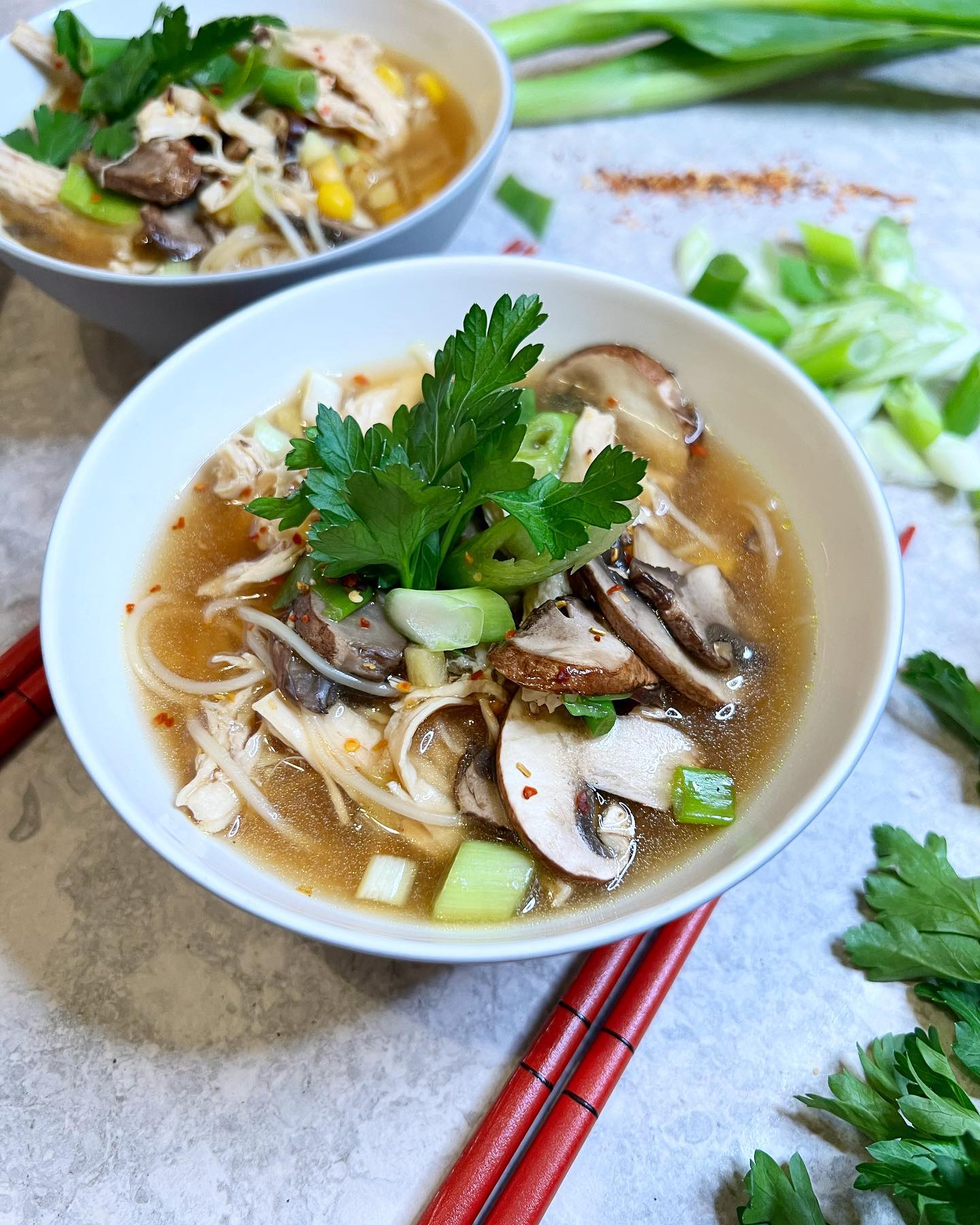 Hur många gånger har du inte hört i amerikanska filmer, att vänner och familj kommer med Chicken noodle soup när någon är sjuk? 🍜
Men har du först provat den, så kommer du definitivt att laga den om och om igen👌🏻
Recept på fiasfika.com🤎
#fiasfika #chickennoodlesoup #noodlesoup #kyckling #soppa #dagensmiddag #middagstips #matblogg #bakblogg #foodphotography #foodblog #godtno