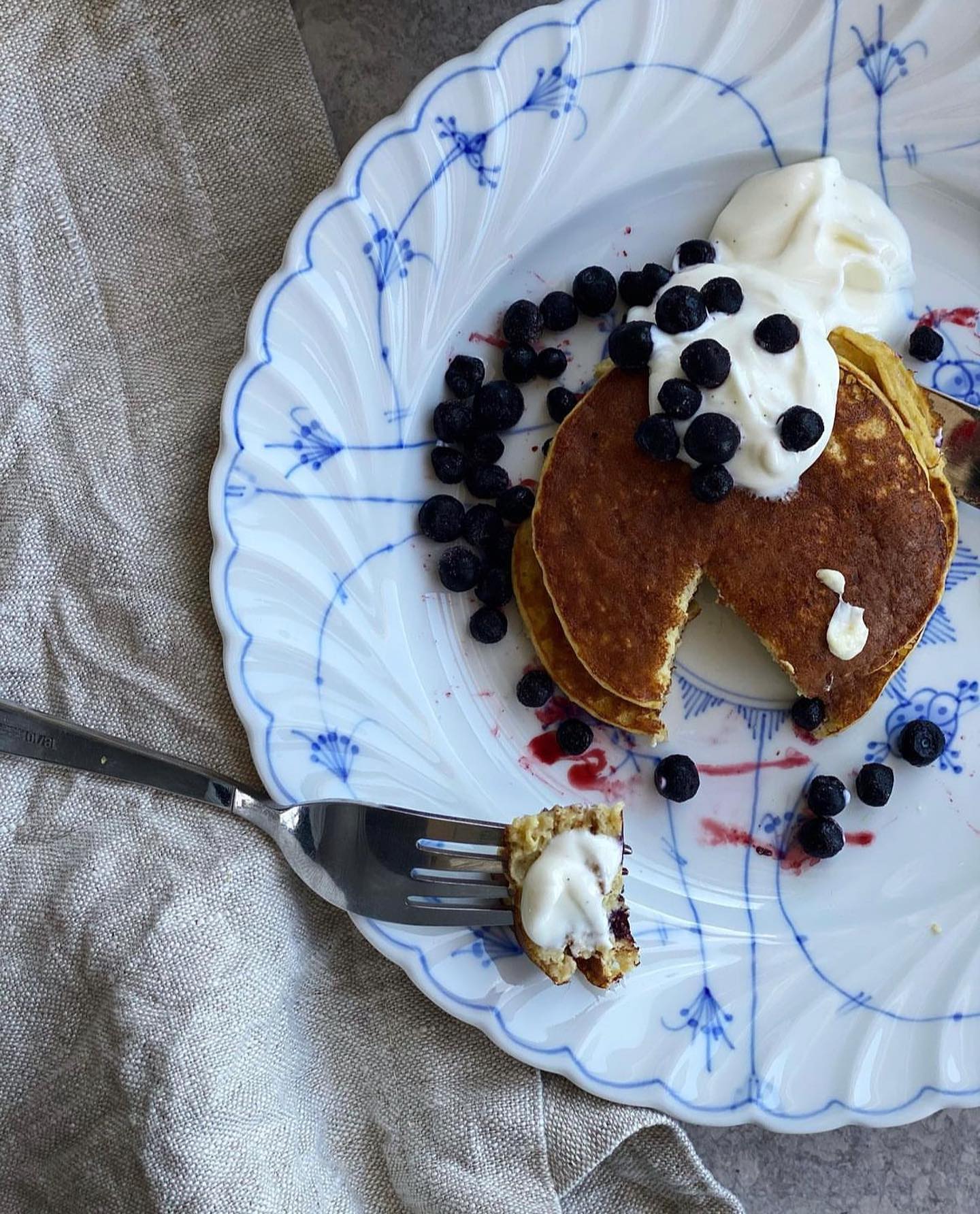 Fint med bananpannkakor med havregryn och keso som serveras med blåbär och vanilj kvarg 🫐
Snabbt och nyttigt som alla i familjen älskar 🙏🏼
Spara receptet till senare 🤗👇🏼
Recept:
2 stk ägg
1 stk banan
40 gram mager keso
0,5 dl havregryn
1 dl blåbär
1 dl vaniljkvarg
kokosolja till stekning
🫐Mosa bananen och blanda med ägg, keso och havregryn tills du får en jämn smet. Kör smeten gärna med stavmixer så blir pannkakorna luftigare.
🫐Stek på medelvärme i lite kokosolja och servera tillsammans med vaniljkvarg och färska blåbär.
#fiasfika #banan #bananpannkaka #pancackes #bananapancakes #blåbär #lunch #brunch #dagenslunch #fiaspåunder30 #matblogg #foodphotography