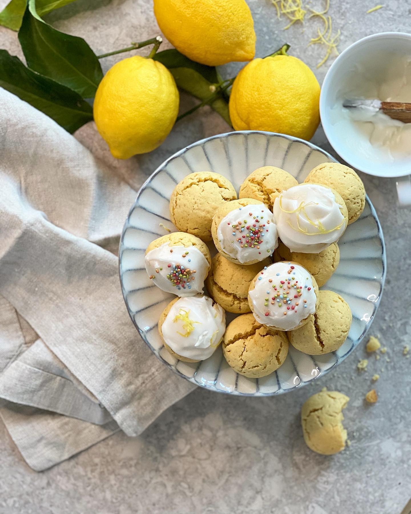 Anginetti🍋 Den lilla söta citronkakan med glasyr som också är perfekt som bakprojekt tillsammans med barnen.
Receptet finner du på fiasfika.com😘
#fiasfika #anginetti #citron #citronkaka #småkakor #bakamedbarn #bakblogg #lemon #lemoncookies #cookies #foodphotography #matblogg
