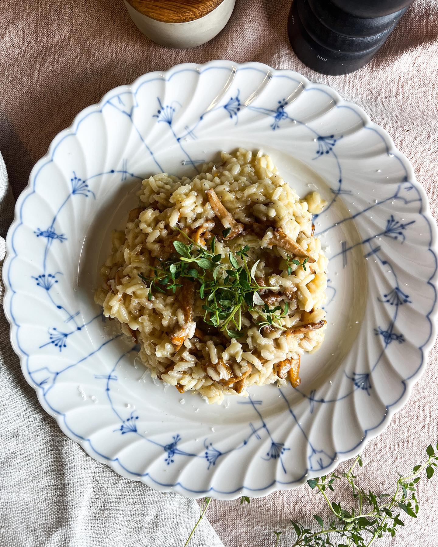 Kantarellrisotto 🫶🏼
Krämig kantarellrisotto med parmesan och tryffelolja. Jag är superfan av risotto i alla former och den här krämiga härligheten är ett måste i säsongen vi nu är inne i🙌🏻
Recept på fiasfika.com/kantarellrisotto/
#fiasfika #risotto #kantarellrisotto #kantarell #kantareller #svamprisotto #matblogg #middagstips #middag #middagsinspo #risogallo