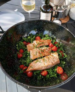 Lax med grönkål och pepparrot, finriven citron och cherrytomater.