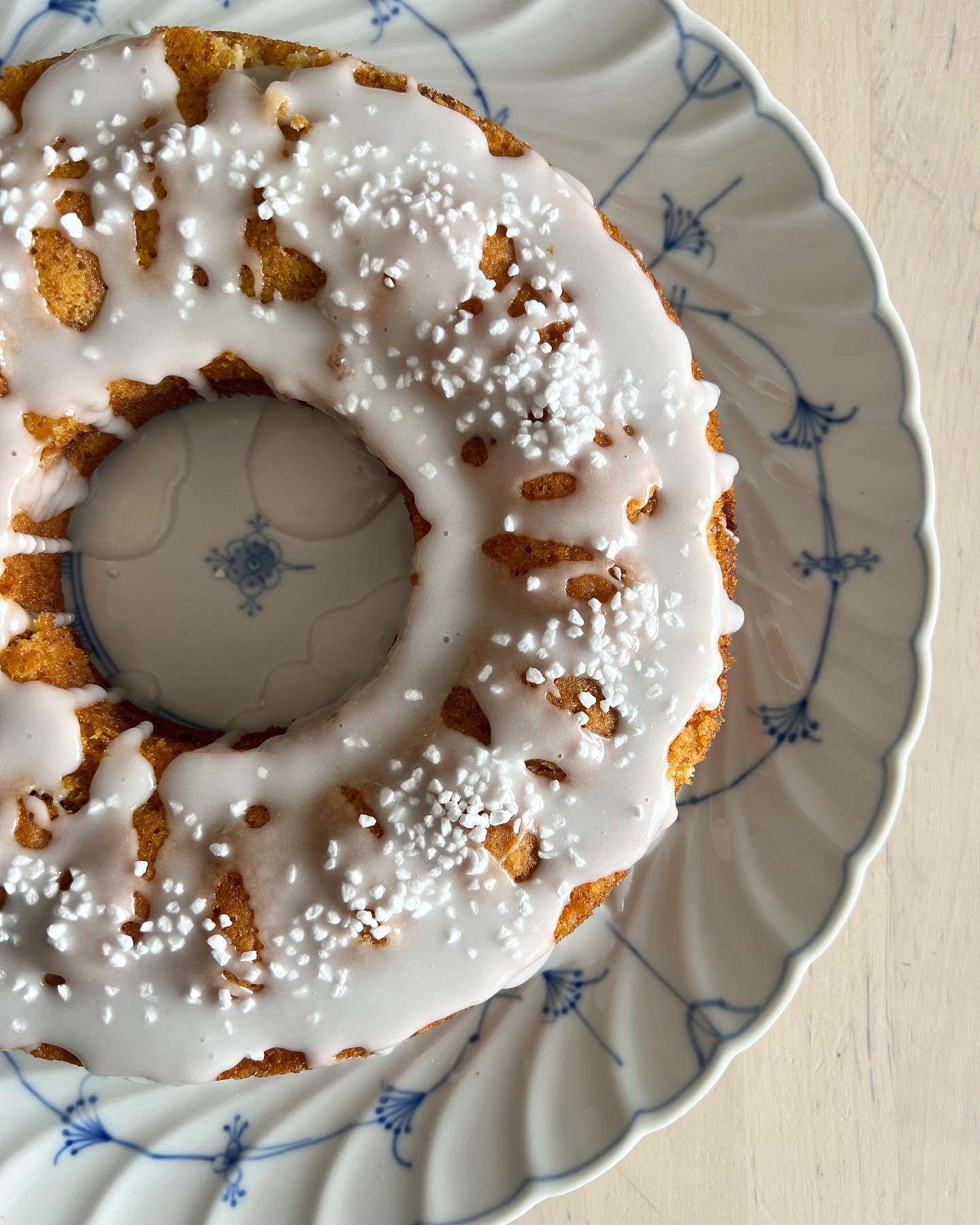 Kanelbullssockerkaka med frosting och pärlsocker är lika gott varje gång!
Hem och baka den till helgens fika🥰
100 gram smör
1 dl mjölk
3 stk ägg
2 dl socker
3 dl vetemjöl
2 tsk vaniljsocker
2 tsk bakpulver
🤎Fyllning
0,5 dl socker
1 msk brunt farinsocker
1 tsk kardemumma
2 tsk kanel
✔️Värm upp ugnen på 175 grader.
✔️Smält smöret i en kastrull. Tillsätt mjölken och ställ kastrullen åt sidan.
Vispa samtidigt socker och ägg vitt och pösigt med en elvisp.
✔️Blanda de torra ingredienserna i en egen skål.
Sikta dom torra ingredienserna i skålen med äggsockret och vänd försiktigt in med en slickepott.
✔️Tillsätt smörmjölken och vänd in den försiktigt i smeten.
✔️Blanda fyllningen i en liten skål.
✔️Smör en kakform rikligt och häll över en tredjedel av smeten. Strö över hälften av fyllningen och häll på en ny tredjedel med smet. Strö andra hälften av fyllningen och avsluta med den sista tredjedelen med kaksmet.
✔️Baka kakan i den nedre delen av ugnen i ca 40-45 minuter.
✔️Låt kakan svalna innan du stjälper upp den på ett kakfat.
✔️Njut…!
#fiasfika #kanelbulle #kanelbullesockerkaka #sockerkaka #kanelbullssockerkaka #matblogg #bakblogg #fika #swedishfika