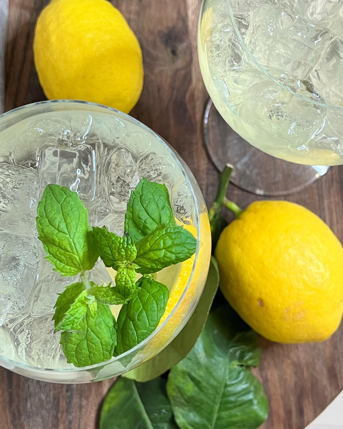 När snön lavar ner utanför fönstret så är det extra gott att drömma om lata dagar i värmande sol och något kallt i glaset. Limoncello spritz är verkligen en förfriskande fredagsdrink för dig som älskar citrusdrinkar🙌🏻🍋🍋
#fiasfika #drink #limoncello #limoncellospritz #citron #lemon #lemondrink #cocktail #matblogg #bakblogg