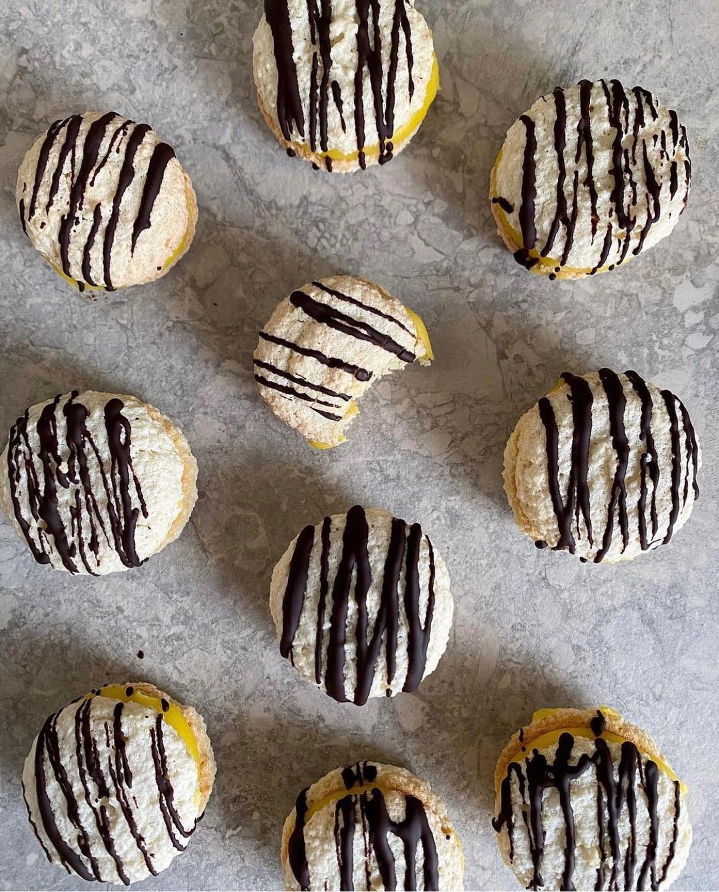 Påsken är snart här och om det är något som jag ska laga så är det dom här👆🏻
Gula bomber🙌🏻
Små sega mandelkakor med en len smörkräm. Mmmmmm.
Recept på fiasfika.com🐥
#fiasfika #gulabomber #mandel #mandelkaka #smörkräm #bakblogg #matblogg #småkakor #påskkaka #almondcookies #baking #foodphotography