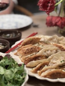 Stekta dumplings gyoza på fat, närbild
