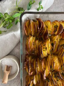 Ugnsbakad potatis med smör och örter