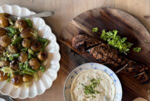 Helgrillad fläskfilé med rostad potatis och kall örtsås