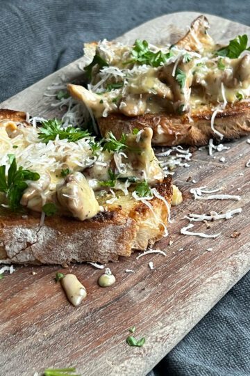 Kantarelltoast på surdegsbröd sett från sidan