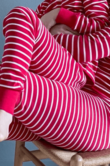 Jag och Emil i pyjamas från Polarn o Pyret på en stol