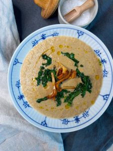 Kantarellsoppa med stekta kantareller och grönkål